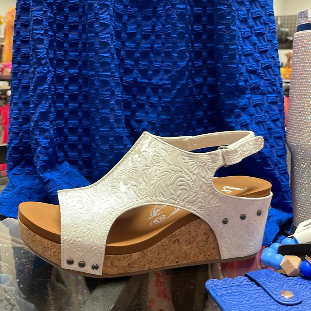 Very comfortable white tooled leather wedge!